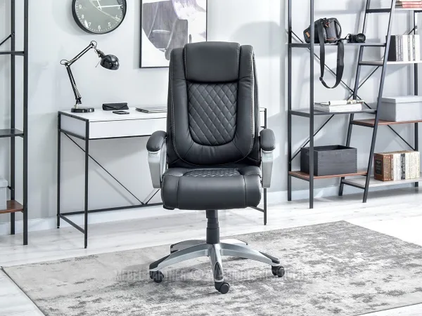 Czarny fotel biurowy pikowany ze skóry ekologicznej